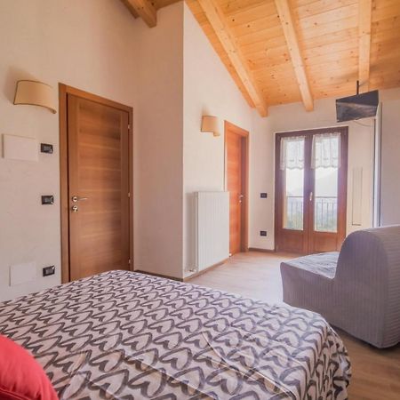 Agriturismo La Cascina B&B Сан-Феделе-Интельви Экстерьер фото